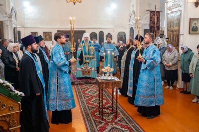 В канун престольного праздника митрополит Серафим совершил всенощное бдение в Покровском храме села Верхний Ломов